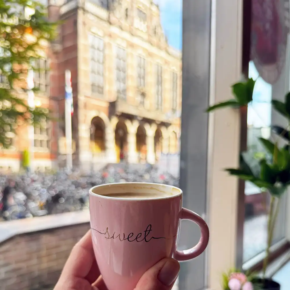 koffiebar met uitzicht op universiteit van Groningen